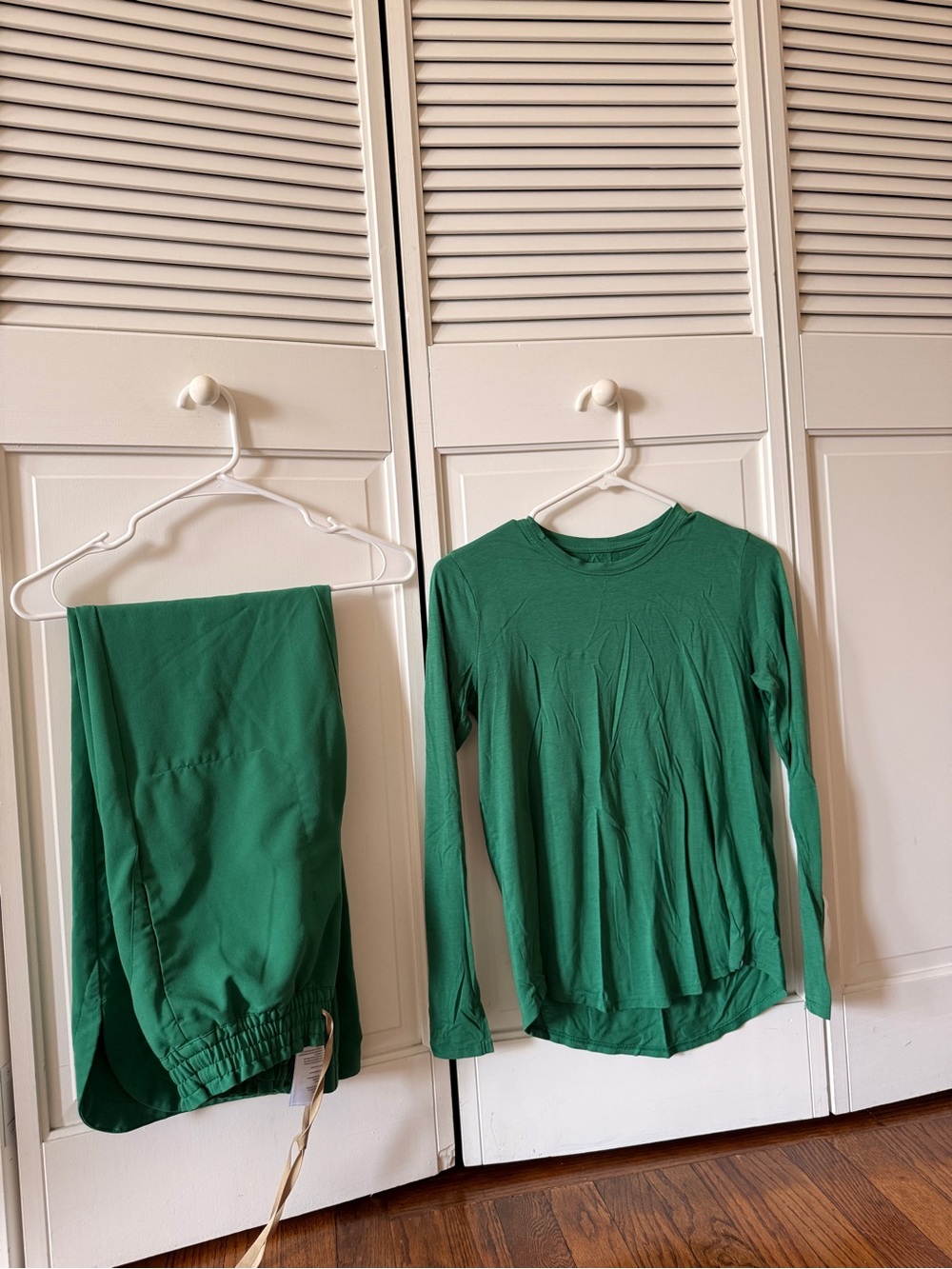Figs Women's Long Sleeve Top and Pants Set in Green